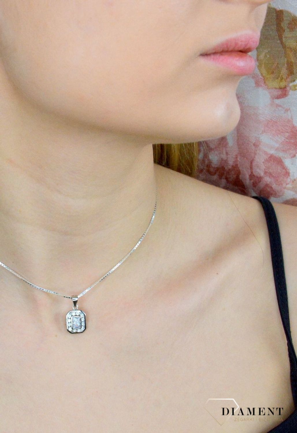 Zawieszka damska  Prostokątne zwierciadło  W 2056 Srebrna zawieszka o ponadczasowej formie uzupełniona cyrkonią. Została wykonana z najwyższej jakości srebra próby 925. Idealny pomysł na prezent.jpg